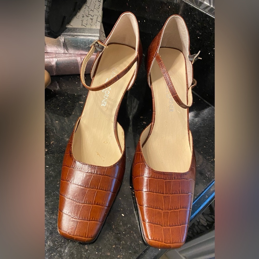 Women's NEW Casual Corner "Luciana" Alligator Leather Heel Pomp